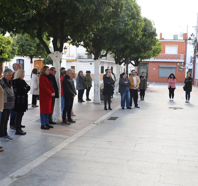 Podemos se persona en el minuto de silencio por las víctimas de Valencia