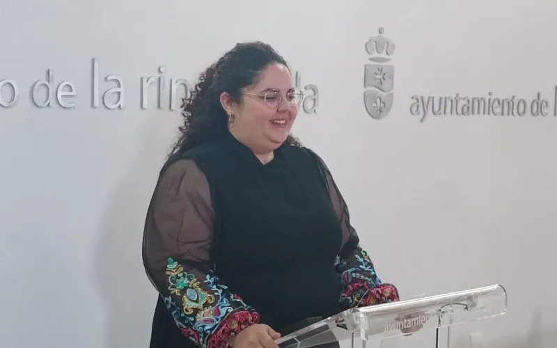 Sheila Guerrero en el atril del Ayuntamiento de La Rinconada
